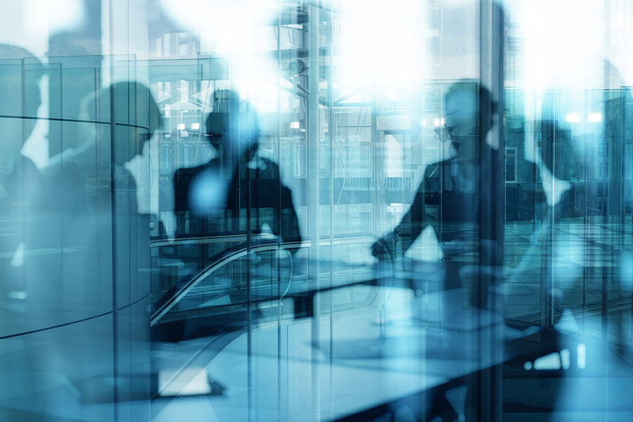 Marketingberatung für Ihren Messestand Verschwommenes Business-Motiv mit Menschen – Symbolbild für Beratung oder Strategie